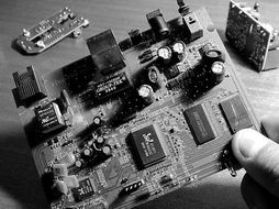 推动自主创新 国内重点整机应用自主开发集成电路产品比例提升至30%以上的战略意义与路径探索